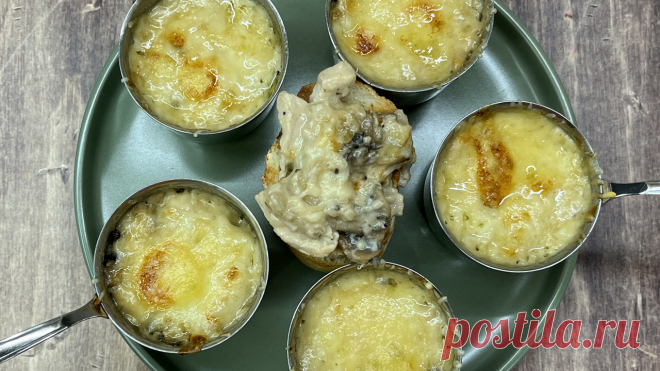 Жюльен с курицей и грибами. Классический рецепт знаменитой горячей закуски Лук - 1 шт.Шампиньоны - 200 г.Куриная грудка - 300 г.Сливки - 150 мл.Сыр - 200 г.Растительное маслоСольПерец