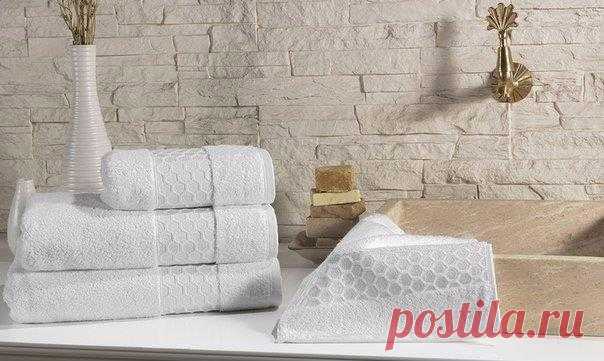 Как отбелить белые вещи? Простые бабушкины рецепты 1. В ведро с горячей водой добавьте несколько кристалликов марганцовки (вода должна стать чуть розоватой) и примерно 200 грамм стирального порошка. Положите выстиранную одежду, перемешайте и накройте ведро. Подождите пока вода остынет до комнатной температуры и как следует прополощите вещи. 2. Белые вещи можно отбелить с помощью перекиси водорода. На два литра теплой воды добавьте чайную ложку 3% перекиси, можно