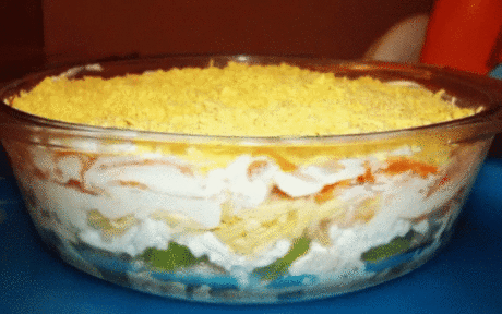 Салатик с киви и курицей!
оригинальный и неизбитый.
1 слой - (даю расход продуктов на одну большую салатницу) - половинка куриного филе (отварить, мелко порезать, присолить, поперчить). 
2 слой - один крупный киви (порезать полукольцами) 
3 слой - тертые на терке белки 3 яиц 
4 слой - тертое на терке яблоко 
5 слой - 150 гр. сыра (примерно), тоже потереть на терке 
6 слой - корейская морковь (девочки,морковку тоже надо порезать,обязательно!, она обычно длиненькая, поэтому, когда начинаешь сал