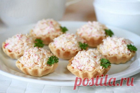 Тарталетки с крабовым мясом и сыром, рецепт с фото В тарталетках закуска получается эстетически красивой и аккуратной. Порционные тарталетки можно наполнить любым вкусным салатом. Этот рецепт, с крабовыми палочками, сыром и яйцом – самое любимое сочетание на праздничном столе.