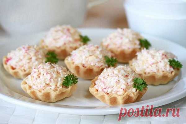 Тарталетки с крабовым мясом и сыром, рецепт с фото В тарталетках закуска получается эстетически красивой и аккуратной. Порционные тарталетки можно наполнить любым вкусным салатом. Этот рецепт, с крабовыми палочками, сыром и яйцом – самое любимое сочетание на праздничном столе.