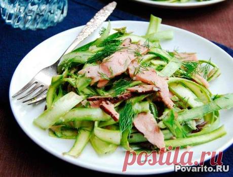 Испанский салат с ветчиной и свежей спаржей с фото