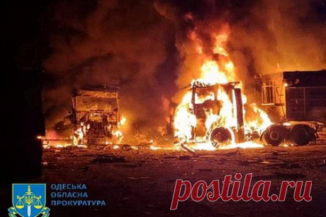 В Одесской области оказалась повреждена припортовая инфраструктура. В Измаильском районе Одесской области оказалась повреждена припортовая инфраструктура. Об этом сообщил глава областной военной администрации Олег Кипер. По его словам, в результате взрывов было повреждено здание пункта пропуска, складские помещения и 30 грузовиков. Кроме того, шесть фур загорелись.
