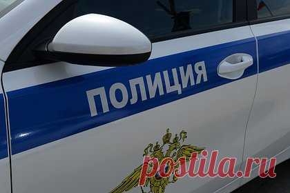 В Петербурге водитель подобрал высаженную из такси студентку и изнасиловал. В Санкт-Петербурге водитель автокрана подобрал 21-летнюю студентку, высаженную на трассе из такси, и изнасиловал ее. Девушка отдыхала в клубе на площади Конституции, друзья вызвали для нее такси. В районе КАДа выяснилось, что у пассажирки нет денег для оплаты. Таксист высадил девушку.