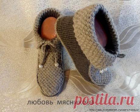 Тапочки "деревенские" спицами Автор Любовь Мясникова
Связать подошву по размеру ноги,я вязала по форме стельки,две подошвы одновременно во избежании разницы.Пряжа толстая,домашняя,на тапочки ушло 150 гр.,спицы 3,5 мм. 
После того как набрали петли по периметру подошвы (у меня 91 петля,размер ноги 35-36),провязать 4 ряда по кругу,затем найти центр на мыске (4 петли)и вязать следующим образом: 
2 лиц.,накид,1 лиц.,2 вместе лиц.за задние стенки,повернуть вязание. 
2 изн.,наки...