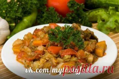 ОВОЩНОЕ РАГУ С КУРИЦЕЙ В МУЛЬТИВАРКЕ.

Ингредиенты:
400 г курицы
1 луковица
растительное масло для жарки
3 картофелины
1 кабачок
2 помидора
1 морковка
2 зубчика чеснока
соль, перец

1. Курицу нарезать небольшими кусочками, лук нарезать полукольцами. Добавить немного растительного масла в чашу мультиварки и выложить кусочки курицы и лук. Обжарить в режиме "Выпечка" около 15-20 минут. vk.com/mytastyfood

2. Нарезать кубиками картофель, кабачок, помидоры и морковку.

3. Вылож...