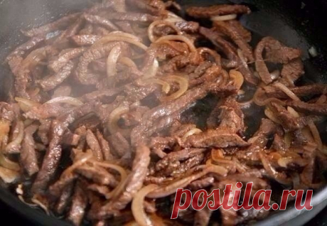 Огурцы с мясом по корейски Вкуснейшая закусочка, радует правильно сочетание мясо-овощи, блюдо нравится всем, кто уже успел к нему приложиться :). Ингредиенты: 2 тонких длинных огурца 400 гр. (или немного меньше) мяса говядины 1 средняя луковица 1 сладкий красный перец 2 зубчика чеснока 1 ч.ложка без горки красного острого перца 1/2 ч.ложки сахара 1 ч.ложка молотого кориандра 2 ст.ложки уксуса 5% 3-4 ст.ложки соевого соуса 1 ч.ложка соли 3-4 ст.ложки растительного маслa Приготовление: 1. У…