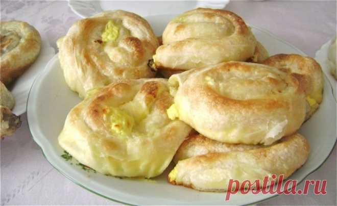 Теплый завтрак по-турецки — су-бурек с сыром.