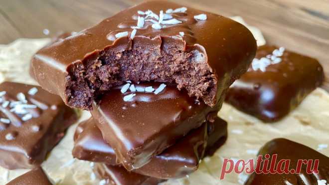 На одной конфете не остановиться! Шоколадные конфеты – готовьте сразу больше! Всем большой привет! Сегодня готовим конфетки, которые станут любимым лакомством как для взрослых, так и для детей! ИнгредиентыФиники – 200 гр.Арахис жареный – 100 гр.Какао порошок – 6 ст.л.Сливочное масло – 30 гр.Шоколадная глазурьШоколад – 150 гр.Сливочное масло – 40 гр.Молоко – 2-3...