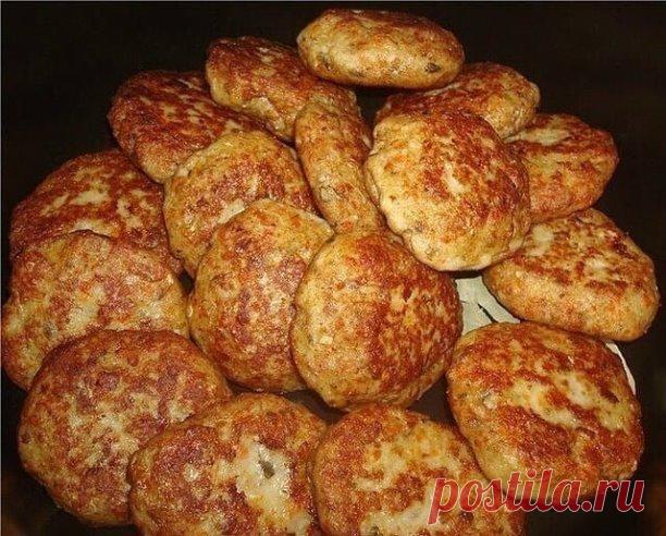 Рыбные котлеты.

Ингредиенты:
-филе рыбы - 700 гр. ( хек, минтай, толстолобик)
-манная крупа - 2-3 ст.л.
-яйца - 2 шт.
-морковь - 1 шт
-молоко - 50 мл
-лук - 1 шт.
-сало свежее - 100 г
-соль, перец - по вкусу .

Приготовление:
Рыбное филе промыть, очистить от кожи и нарезать кусками.
Лук разрезать на 4 части. Морковь нарезать кусочками.Пропустить через мясорубку рыбу, сало, морковь и лук. Добавить яйца, манку посолить и поперчить по вкусу. Хорошо перемешать. Сформировать к...