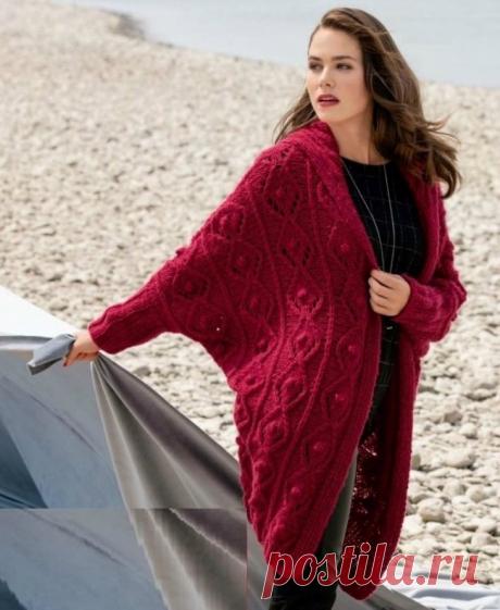 Вязаный кардиган-пальто с капюшоном.