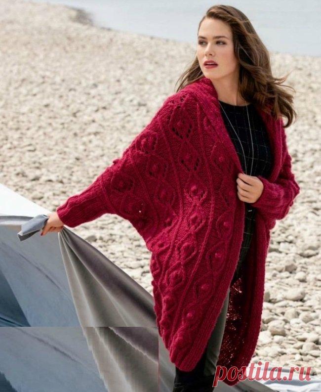 Вязаный кардиган-пальто с капюшоном.