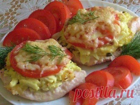 Мясо с овощами

Кабачок-1 небольшой,
Лук репч.-1 шт.
Чеснок-2 зубч.
Зелень,
Майонез-1 стол.л.
Мясо-500 гр.
Соль,перец.
Помидор-2 шт.
Сыр(тёртый)-50 гр.

1.Лук обжарить+кабачок(соломкой)+чеснок+зелень+майонез.
2.Мясо нарезать порц. кусочками,отбить.Кусочки выложить на смаз.противень,сверху начинку,затем кружочек Помидорки и сыр.
3. Запекать при 200*-25 минут.