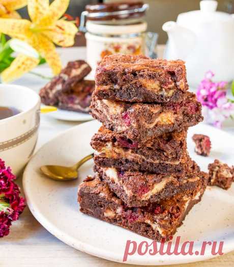 Брауни со сливочным сыром и малиной