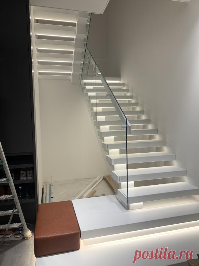 Лестница на косоуре и перилами из стекла