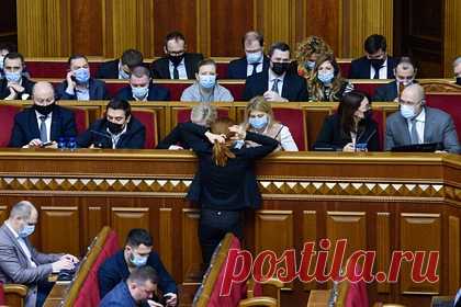 На Украине связали сообщения об угрозе вторжения с рейтингом Байдена. Депутат Верховной Рады Антон Яценко связал сообщения об угрозе российского вторжения с рейтингом президента США Джо Байдена. «Я считаю, что все это атавизмы. Не может такого быть в ХХІ столетии. Это принуждение Украины к выполнению Минских соглашений и поднятие Байденом собственного рейтинга», — сказал он.