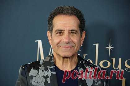 Известный актер продал квартиру в США в убыток. Актер Тони Шалуб, известный по сериалу «Детектив Монк», избавился от жилья в США. Артист и его жена, актриса Брук Адамс, продали квартиру в центре Нью-Йорка в убыток. Шалуб и Адамс получили за недвижимость 3,4 миллиона долларов. Сумма оказалась на 500 тысяч долларов меньше той, что пара отдала за объект в 2016 году.