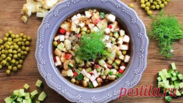 Необычные рецепты окрошки - БУДЕТ ВКУСНО! - медиаплатформа МирТесен Весной любимым блюдом для многих становится окрошка. Она вкусная, полезная и сытная, к тому же для ее приготовления особых сил не требуется. Окрошку можно заправлять квасом, минеральной водой, березовым соком или кефиром, да и другие ингредиенты для нее можно разнообразить. Предлагаем вам подборку