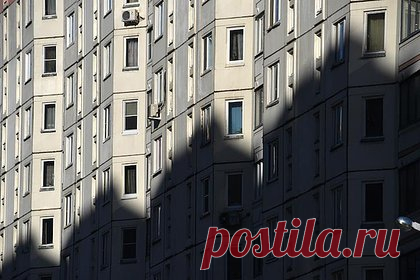 В Москве зафиксировали снижение цен на квартиры. В Москве зафиксировали снижение цен на квартиры. Об этом заявил вице-президент Гильдии риелторов России Константин Апрелев, сообщает радиостанция «Говорит Москва». По словам эксперта, коррекция цен в сторону снижения началась еще весной 2022 года на фоне сокращения рабочих мест и подорожания ипотеки.