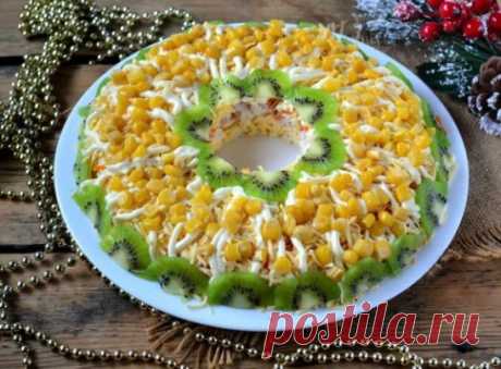 КУРИНЫЙ САЛАТИК НА НОВЫЙ ГОД
ИНГРЕДИЕНТЫ:
● Куриная грудка — 300 Грамм
● Сыр твердый — 150 Грамм
● Яйца куриные — 4 Штуки
● Морковь — 1 Штука
● Киви — 1 Штука
● Кукуруза консервированная — 100 Грамм
● Майонез — 3 Ст. ложки
ПРИГОТОВЛЕНИЕ:
1. Подготовьте все необходимые ингредиенты. Морковь и куриную грудку отварите до готовности, яйца сварите вкрутую (7-9 минут), это можно сделать заранее.
2. Твердый сыр и морковь натрите на мелкой терке.
3. На такой же терке натрите и яйца.
4. Куриную грудку п