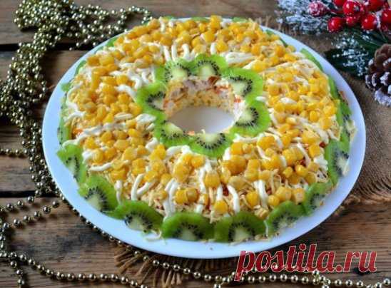 КУРИНЫЙ САЛАТИК НА НОВЫЙ ГОД
ИНГРЕДИЕНТЫ:
● Куриная грудка — 300 Грамм
● Сыр твердый — 150 Грамм
● Яйца куриные — 4 Штуки
● Морковь — 1 Штука
● Киви — 1 Штука
● Кукуруза консервированная — 100 Грамм
● Майонез — 3 Ст. ложки
ПРИГОТОВЛЕНИЕ:
1. Подготовьте все необходимые ингредиенты. Морковь и куриную грудку отварите до готовности, яйца сварите вкрутую (7-9 минут), это можно сделать заранее.
2. Твердый сыр и морковь натрите на мелкой терке.
3. На такой же терке натрите и яйца.
4. Куриную грудку п