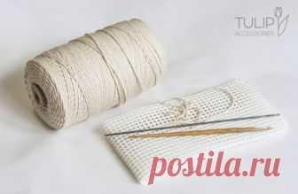 Мастерица вяжет крючком по канве — посмотрите какая красота у нее получается… У меня дома давненько ждали своего часа два интересных материала — катушка со шнуром-веревочкой, большущая такая,и лист крупной пластиковой канвы. И вот настал тот день,когда я решила использова…