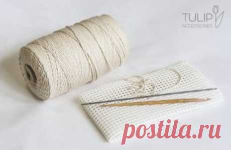 Мастерица вяжет крючком по канве — посмотрите какая красота у нее получается… У меня дома давненько ждали своего часа два интересных материала &mdash; катушка со шнуром-веревочкой, большущая такая,и лист крупной пластиковой канвы. И вот настал тот день,когда я решила использова…