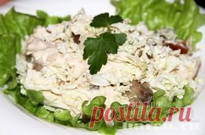 Салат с курицей, пекинской капустой и грибами 