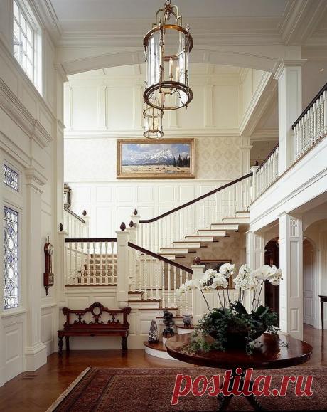 Классический американский дом белого цвета с роскошными деталями интерьера