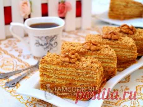 Торт «Медовик» с вареной сгущенкой.