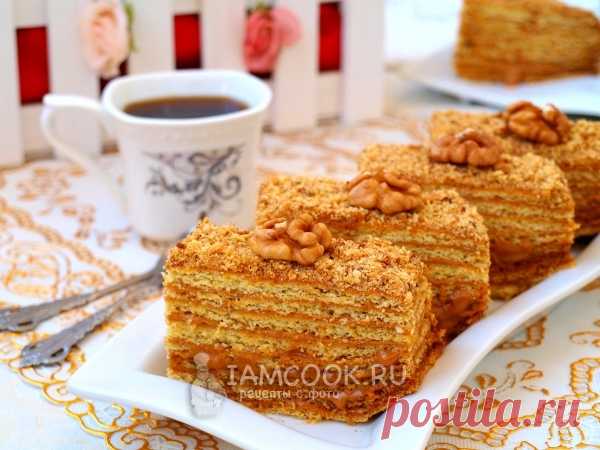 Торт «Медовик» с вареной сгущенкой.