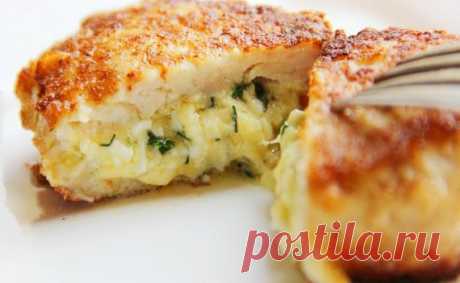 👌 Куриные котлеты с сочной и нежной сливочной начинкой из яиц и сыра, ссылки Куриные котлеты с оооочень вкусной начинкой!  
Куриный фарш 500 гр.
Лук репчатый 1 шт.
Яйцо 3 шт.
Сыр твердый 150 гр.
Масло сливочное 2 ст.л.
Чеснок 2 зубчик
Хлеб
Петрушка
Перец чё...
