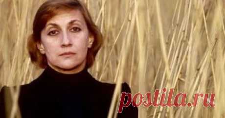 Память сердца.
Она не была красавицей в общепринятом смысле этого слова. Но обладала той магнетической внутренней красотой, которая заставляла мужчин терять голову. Её любили все – от рыночных торговцев до первых лиц государства, перед её талантом преклонялись выдающиеся мастера театра и кино. Актриса широчайшего диапазона, она блистала и в дурашливых комедиях, и в серьёзных философских драмах. Она умела играть одним лишь взмахом ресниц, а её глубокий, пронзительный, всегда немного грустный взг