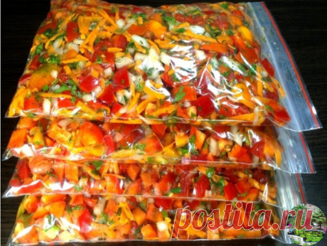 Заготовки на зиму для супов: заморозка

лук красный — 1,0 кг;
морковь — 1,0 кг; 
перец болгарский («светофор») — 1,0 кг; 
помидоры свежие — 1,0 кг; 
петрушка (зелень) — 0,2 кг; 
укроп (зелень) — 0,2 кг; 
перец черный горошком — 20 горошин; 
соль — 0,5 кг 
Приготовление 
Лук красный, перец и морковь вымыть, очистить. Нарезать лук ломтиками, перец и морковь полусоломкой; Помидоры вымыть и нарезать крупными дольками; Зелень тщательно вымыть, удалить стебли, обсушить на кухонн...