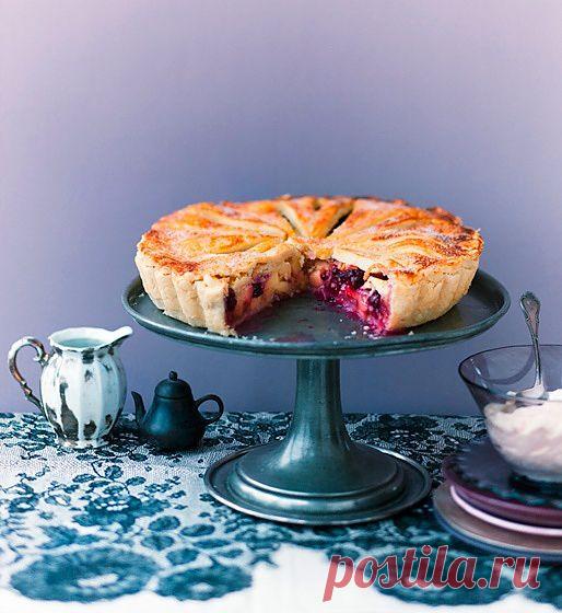 Заливной пирог с яблоками 
 

Ингредиенты: для теста — 100 г сливочного масла, 100 г сахара, 200 г муки, 100 г творога, 1 чайная ложка разрыхлителя, щепотка соли; для начинки — 4 средних яблока, 2 столовые ложки сахара, 1 столовая ложка сливочного масла, ягоды красной смородины или клюквы; для заливки — 150 мл сметаны, 2 яйца, 1 столовая ложка сахара, 2 столовые ложки крахмала, 1 пакетик ванильного сахара.