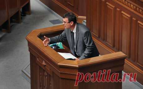 В Раде заявили, что на Украине в 2022 году выросло число миллионеров. Депутат Верховной рады объяснил, что это не означает, что у обеспеченных граждан Украины выросли доходы, а свидетельствует об их ответственном отношении к декларированию