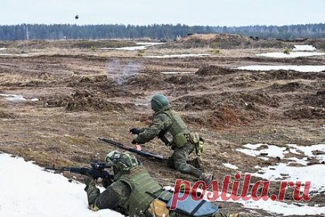 Военный спрогнозировал переломный момент СВО. Весна и лето могут стать переломным моментом специальной военной операции (СВО), считает военный эксперт, доцент кафедры политического анализа и социально-психологических процессов РЭУ имени Плеханова Олег Глазунов. Такой прогноз о развитии событий на фронте он дал в разговоре с «Лентой.ру».