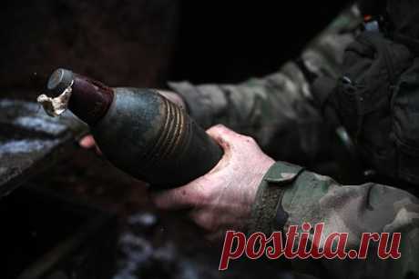 Российские войска продвинулись к передовым позициям ВСУ под Артемовском. Минометные расчеты 150-й гвардейской дивизии Южной группировки российских войск приблизили свои огневые точки ближе к передовым позициям Вооруженных сил Украины на артемовском направлении. По словам командира подразделения с позывным Ювелир, продвижение связано с тем, что ВС РФ выбивают с позиций эшелоны ВСУ.