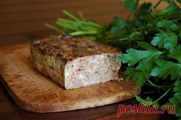 Запеканка из куриного мяса с печенками - БУДЕТ ВКУСНО!
                                             - 26 ноября
                                             - 43737782818 - Медиаплатформа МирТесен Идея блюда проста до примитивности. Измельченное куриное мясо перемешивается с печенками, луком, морковью и петрушкой. К фаршу добавляется какая- то мясная копченость, чтобы придать вкусу толику элегантности. Смесь запекается в форме для плюмкейка. Остывшая сервируется ломтиками....