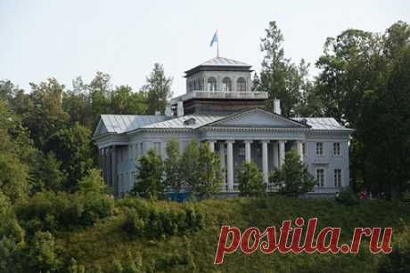 Российские власти решили судьбу старинного дома Набокова. Правительство Ленинградской области решило судьбу усадьбы, которая принадлежала семье известного писателя Владимира Набокова. Фасаду и интерьерам здания, являющегося памятником архитектуры, вернут облик времен конца XIX — начала XX веков, сообщили 9 августа на сайте ведомства.