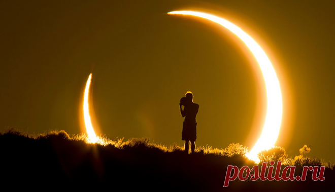 – Господи, как хочется шоколада! Такими словами нас встретила пограничница в аэропорту Санто-Доминго. Местное время – почти час ночи. – А у меня, кстати, есть, – говорю я. Снимаю рюкзак, расстегиваю его и достаю половину шоколадки. Разбирая холодильник перед отъездом, зачем-то захватила её с собой, думая съесть в дороге, но так и не съела. – О!! – кричит пограничница, проставляя въездной штамп. – Это мне? Шоколад! Спасибо, я 10 часов на посту, сил нет. Это я к чему. Запросы к мирозданию надо…