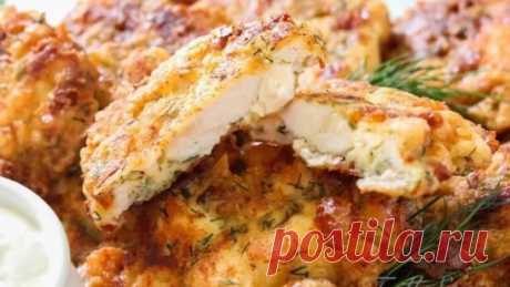 Готовим дома. Куриные оладушки из филе курицы.
 
Ингредиенты: 
-Куриная грудка: 200 Грамм, 
-Яицо: 1 Штука, 
-Сыр твердыи: 80 Грамм, 
-Мука: 1 Ст. ложка (без горки), 
-Маионез: 1 Ст. ложка, 
-Соль: По вкусу 
 
Приготовление: 
Подготовьте все необходимые ингредиенты. Куриную грудку ополосните под проточнои водои и обязательно обсушите бумажными полотенцами, лишняя жидкость нам не нужна. 
Мелко нарежьте куриную грудку острым ножом. 
Добавьте к грудке натертыи на крупнои терке сыр, яицо, маионез, п