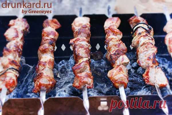 Свиной шашлык, маринованный с луком в лимонном соке