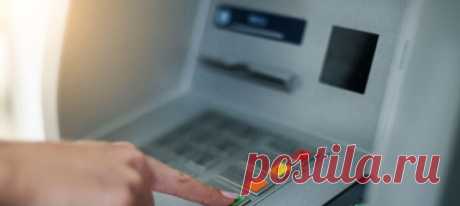 turkmenportal.com Снимать деньги с чужих банковских карт теперь не будет считаться мошенничеством, если соблюдаются определенные правила. Более того, данная возможность оценивается экспертами банковской сферы, как перспективная услуга, расширяющая функционал банкоматов и делающая услуги банка более привлекательными. С ее внедрением получить доступ к снятию наличных может не только человек, не имеющий собственной карты, но и лицо, не являющееся клиентом какого-либо банка вообще! Суть новшества…