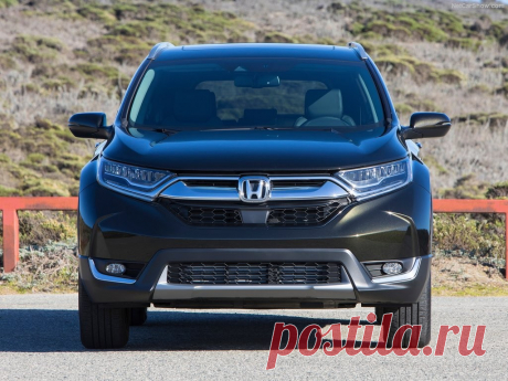 Смотри! Honda CR-V 2018 года Honda CR-V начинает свою историю с 1995 года, и с тех пор этот автомобиль является очень привлекательным для тех, кто ищет близкое к идеальному соотношение