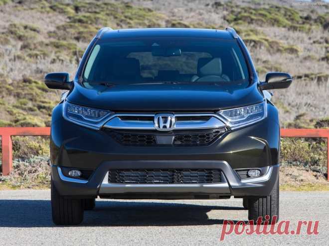 Смотри! Honda CR-V 2018 года Honda CR-V начинает свою историю с 1995 года, и с тех пор этот автомобиль является очень привлекательным для тех, кто ищет близкое к идеальному соотношение