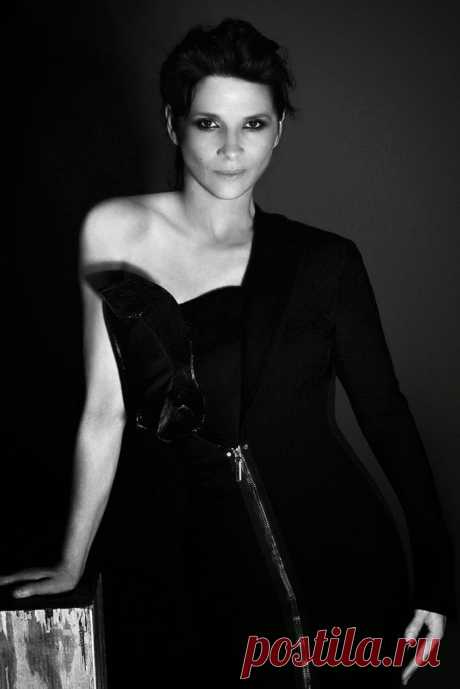 Кристен Стюарт (Kristen Stewart) и Жюльет Бинош (Juliette Binoche) в фотосессии Дрю Крилли (Driu Crilly) и Тьяго Мартела (Tiago Martel) для журнала Interview (осень 2014)