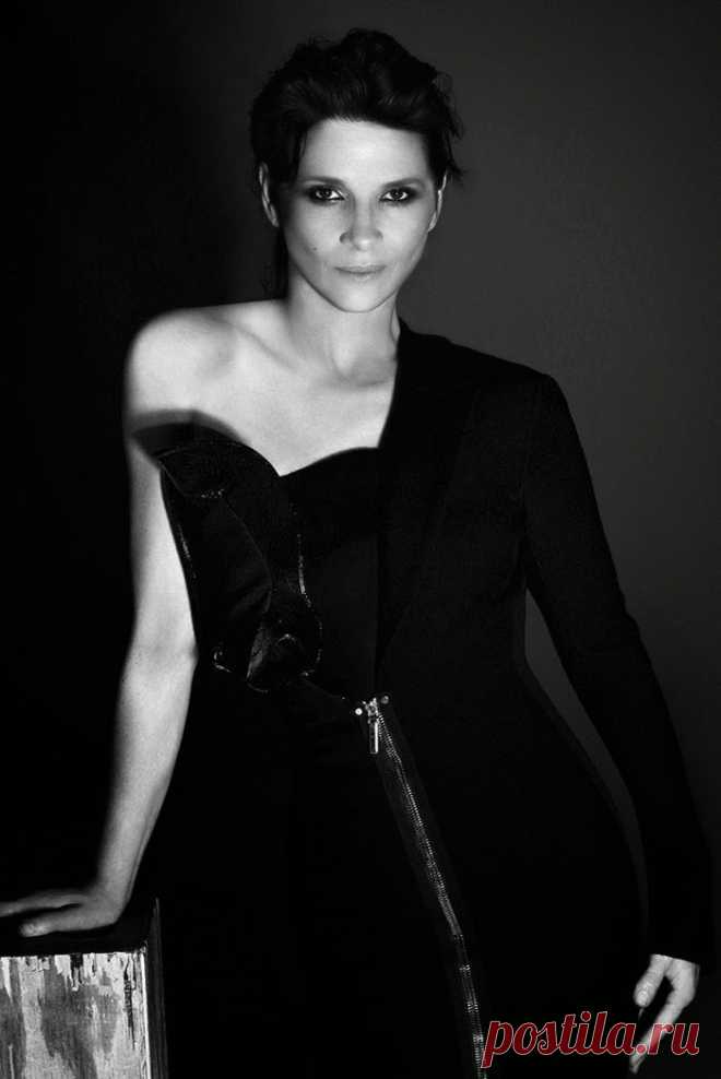 Кристен Стюарт (Kristen Stewart) и Жюльет Бинош (Juliette Binoche) в фотосессии Дрю Крилли (Driu Crilly) и Тьяго Мартела (Tiago Martel) для журнала Interview (осень 2014)