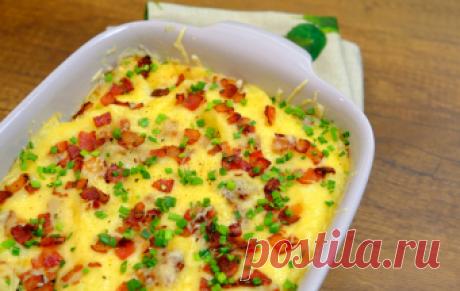 Как из картофельного пюре сделать праздничное блюдо на Новый год Очень вкусное праздничное блюдо из обычного картофеля. Нежное, воздушное сливочное пюре из картошки и сельдерея под шапочкой из хрустящего бекона и запеченного сыра. Даже если вы не любите сельдерей, …