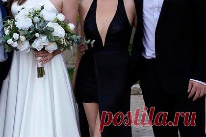 Женщину обругали в сети из-за откровенного платья на свадьбе сына. Свекровь пользовательницы с никнеймом fatgirlfantasy обругали из-за откровенного наряда на свадьбе сына. Юзерша показала фотографию с церемонии бракосочетания, где рядом с женихом и невестой стояла женщина, которая пришла на торжество в черном платье. При этом особенностью данного изделия было декольте.